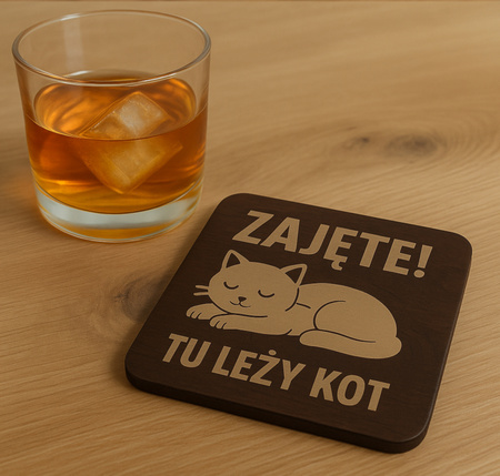 Drewniana podkładka pod kubek kotek „Zajęte! Tu leży kot” Prezent GRAWER