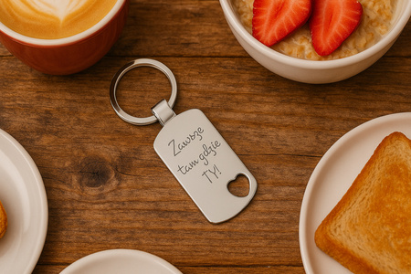 Metalowy brelok do kluczy z sercem na prezent z dowolnym GRAWEREM