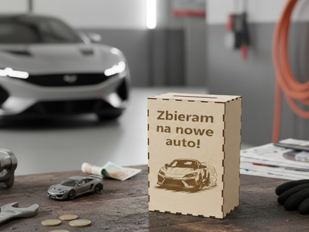 Duża drewniana skarbonka z grawerem – Zbieram na auto na prezent urodziny 