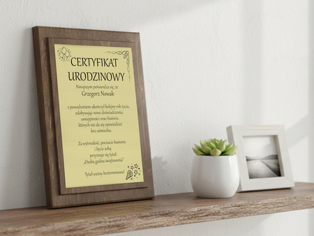 Urodzinowy certyfikat z grawerem – dyplom drewniany na prezent urodziny